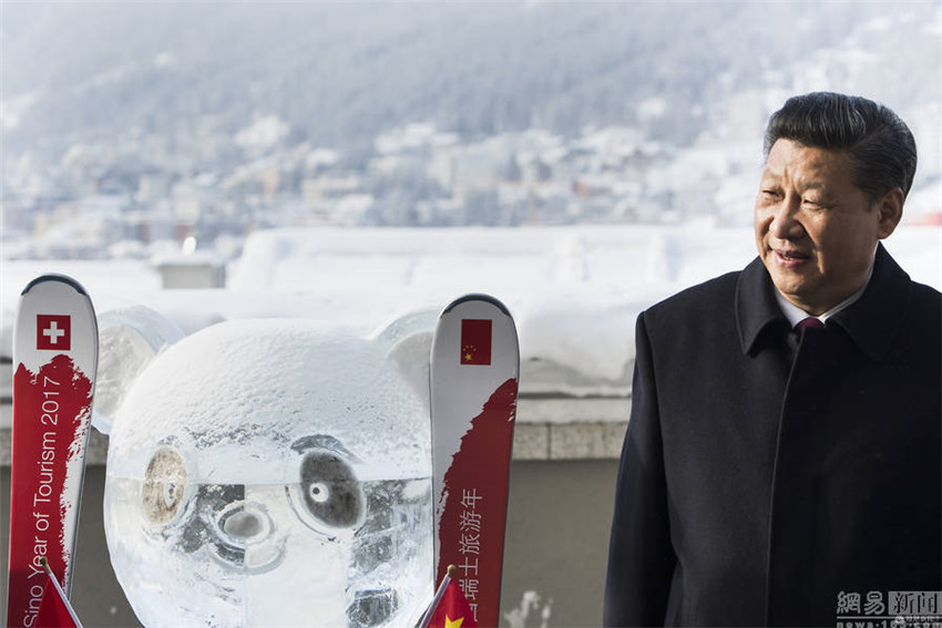 Fotos de Xi con una escultura de hielo de panda en Suiza