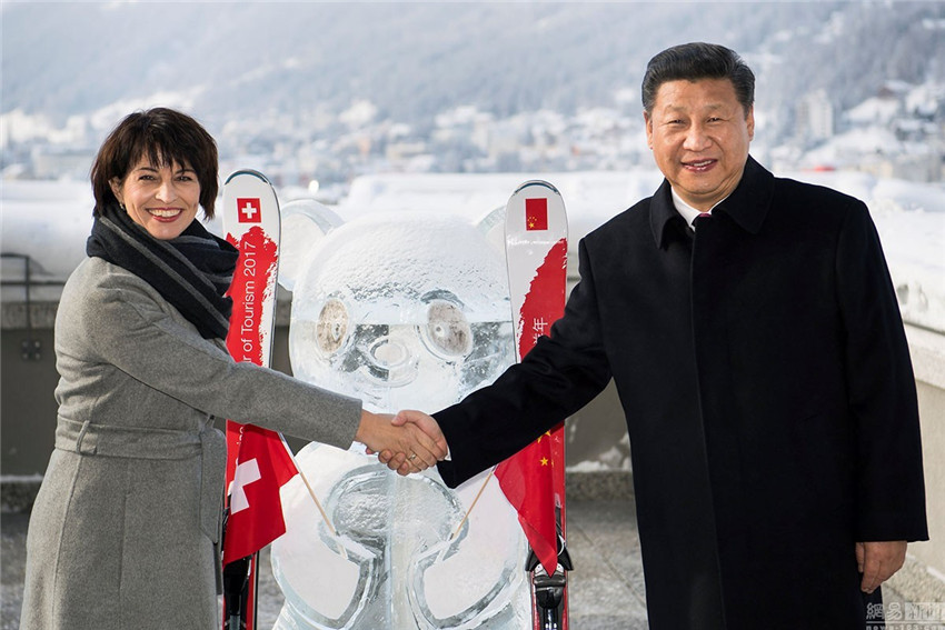 Fotos de Xi con una escultura de hielo de panda en Suiza