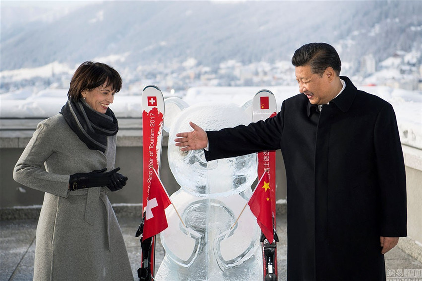 Fotos de Xi con una escultura de hielo de panda en Suiza