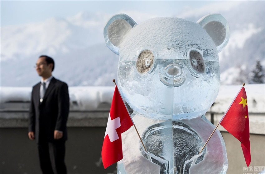 Fotos de Xi con una escultura de hielo de panda en Suiza