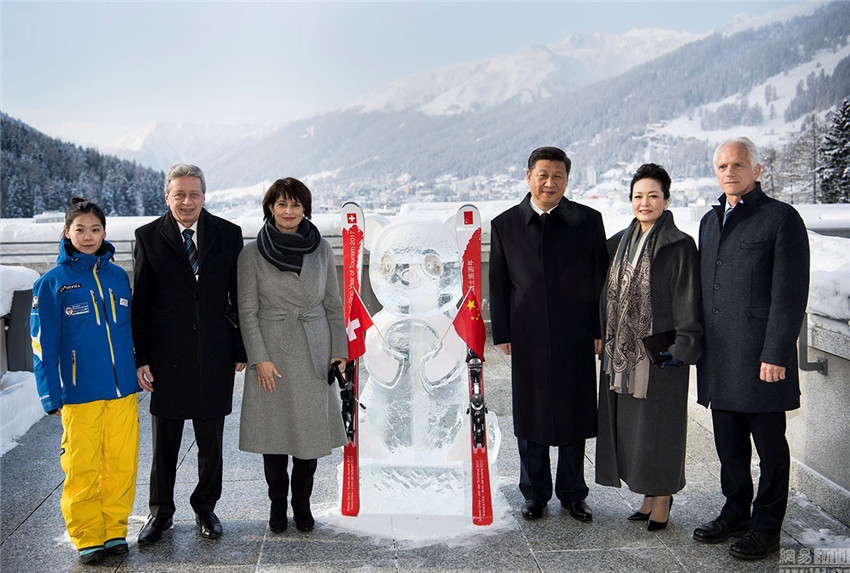 Fotos de Xi con una escultura de hielo de panda en Suiza