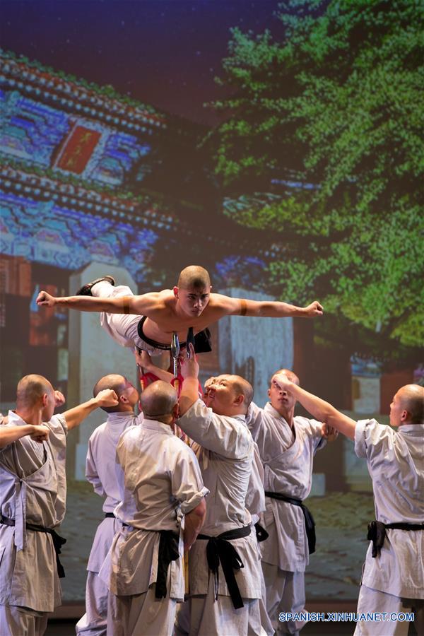 Monjes Shaolin realizan presentación de artes marciales chinas en