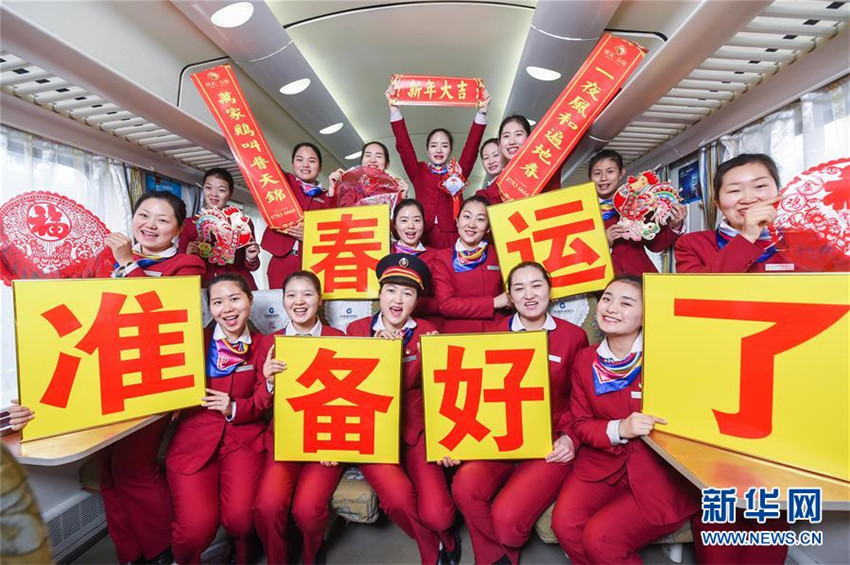 Pico de viajes llega cuando residentes chinos regresan a casa para Fiesta de Primavera 