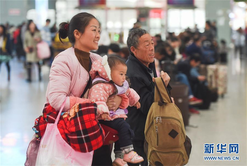 Pico de viajes llega cuando residentes chinos regresan a casa para Fiesta de Primavera 