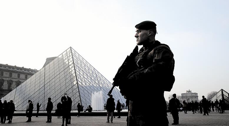 El atacante del Louvre se niega a declarar