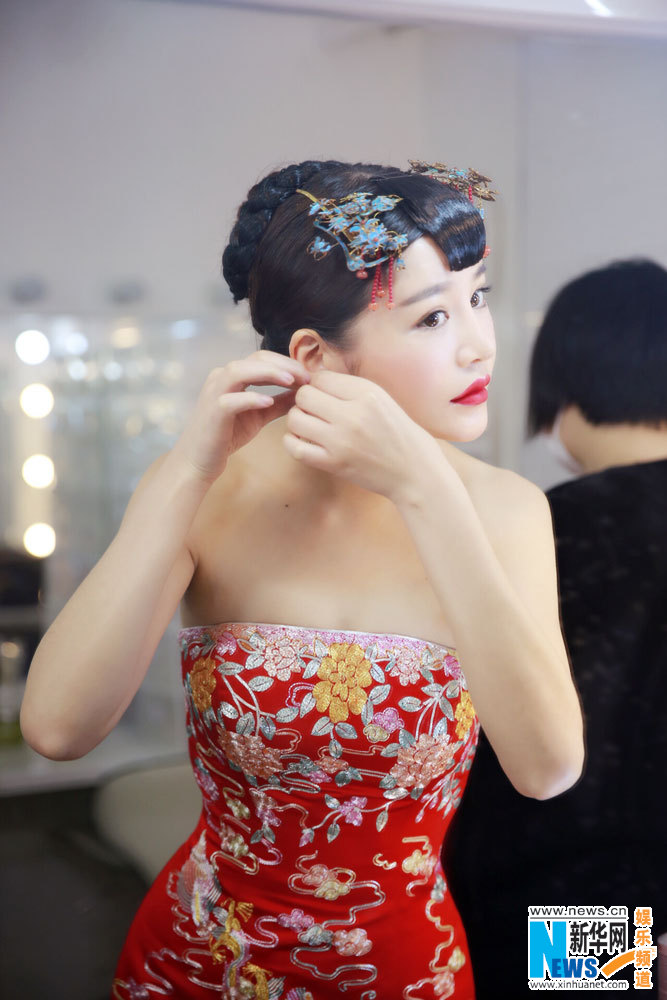 Estrella china posa en vestido tradicional