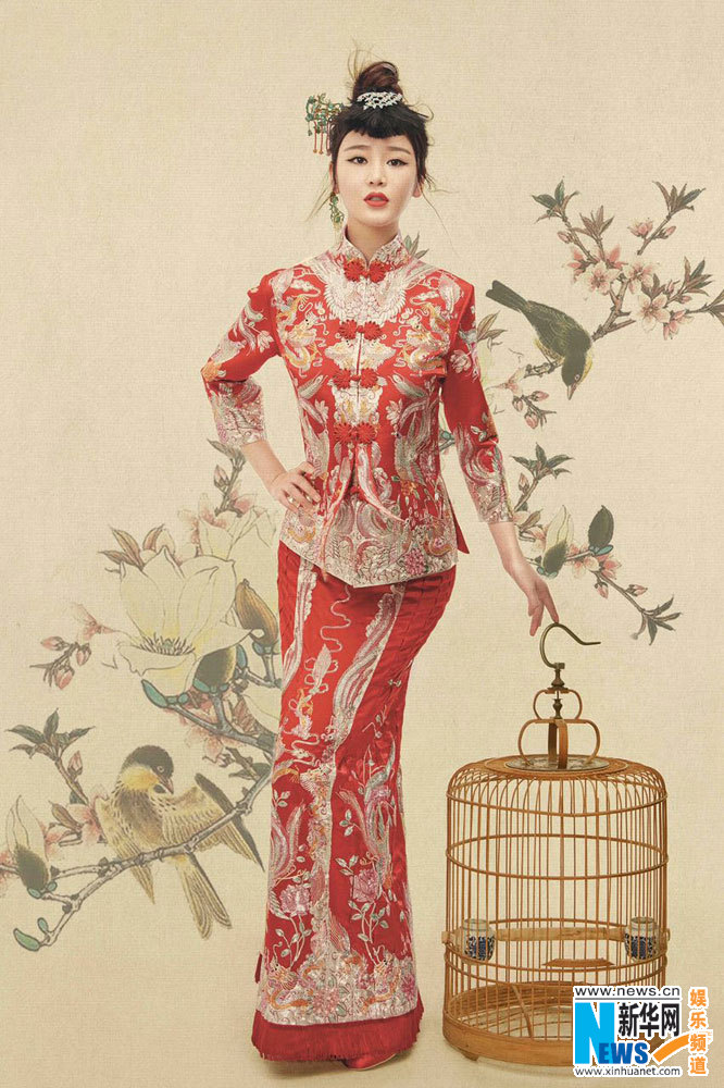 Estrella china posa en vestido tradicional