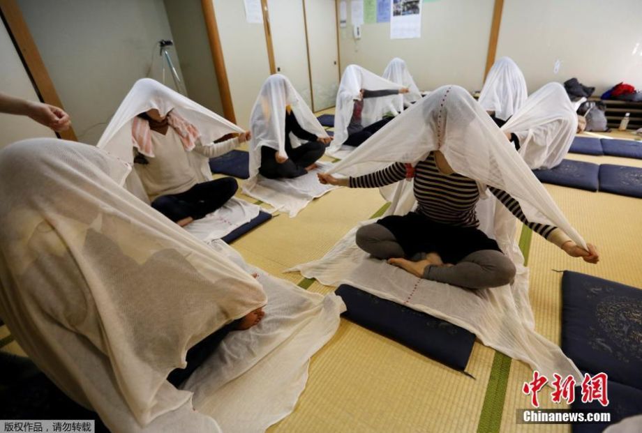 Japoneses usan el método equipaje humano para aliviar dolor del cuerpo
