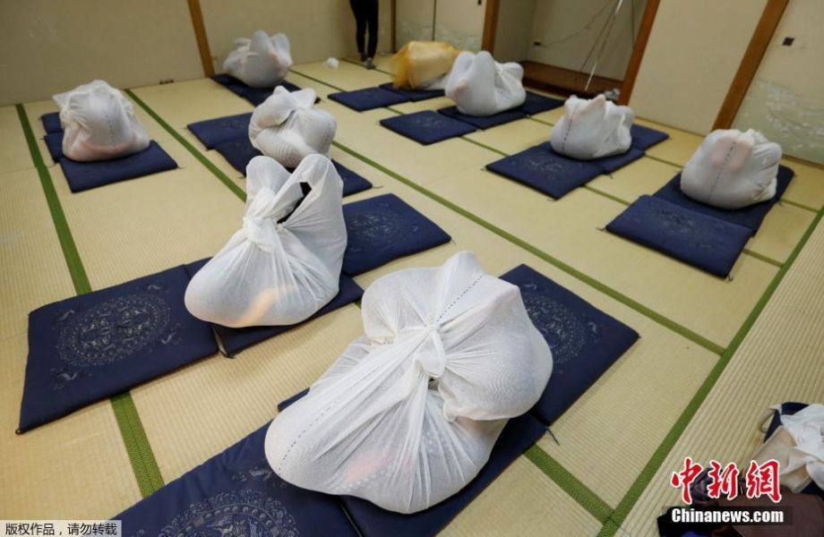 Japoneses usan el método equipaje humano para aliviar dolor del cuerpo