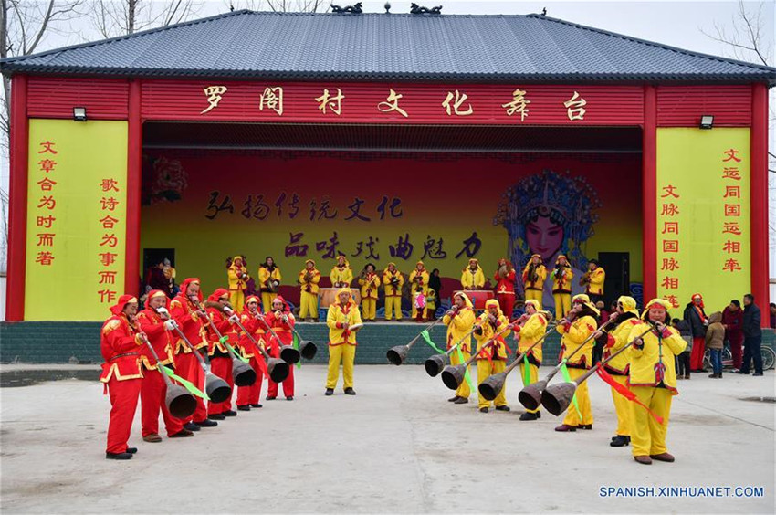 Residentes tocan trompeta Luoge en la ciudad de Zhumadian, Henan