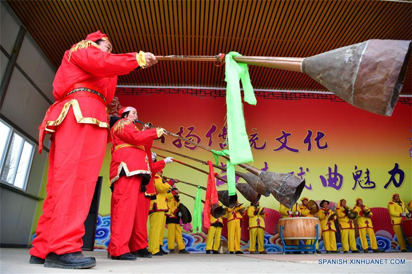 Residentes tocan trompeta Luoge en la ciudad de Zhumadian, Henan