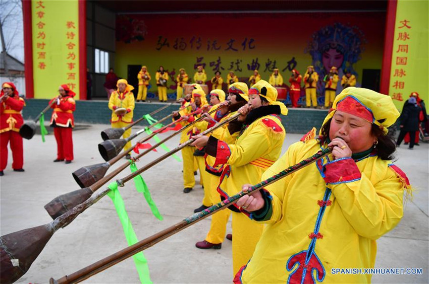 Residentes tocan trompeta Luoge en la ciudad de Zhumadian, Henan