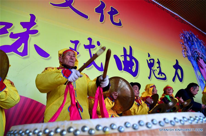 Residentes tocan trompeta Luoge en la ciudad de Zhumadian, Henan