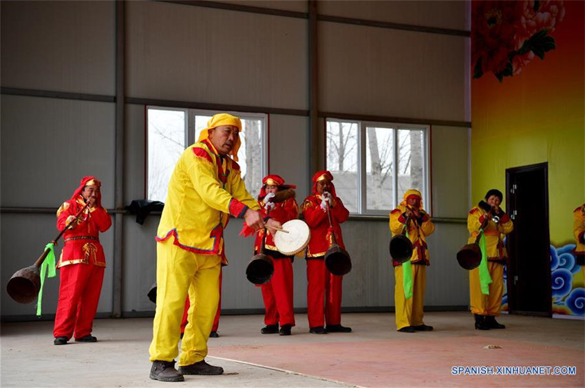 Residentes tocan trompeta Luoge en la ciudad de Zhumadian, Henan