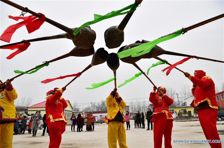 Residentes tocan trompeta Luoge en la ciudad de Zhumadian, Henan