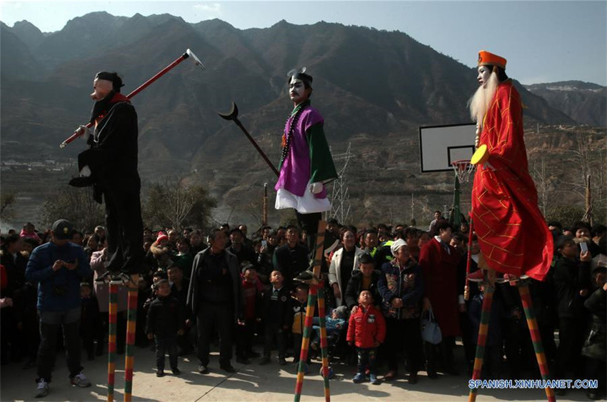 Residentes interpretan shehuo en Longnan, provincia de Gansu