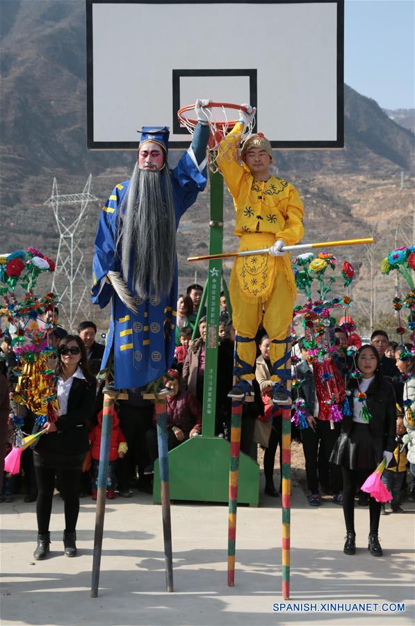 Residentes interpretan shehuo en Longnan, provincia de Gansu