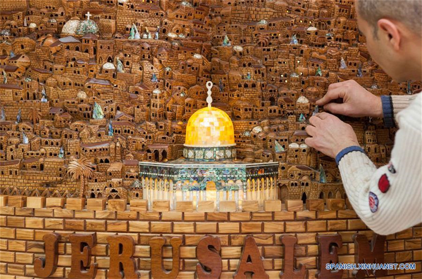 Carpinteros palestinos completa enorme placa de Jerusalén