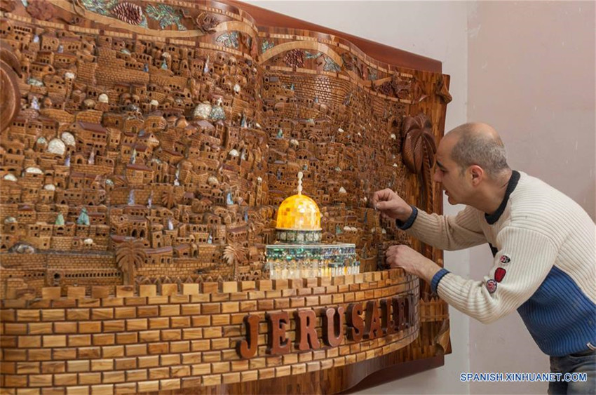 Carpinteros palestinos completa enorme placa de Jerusalén