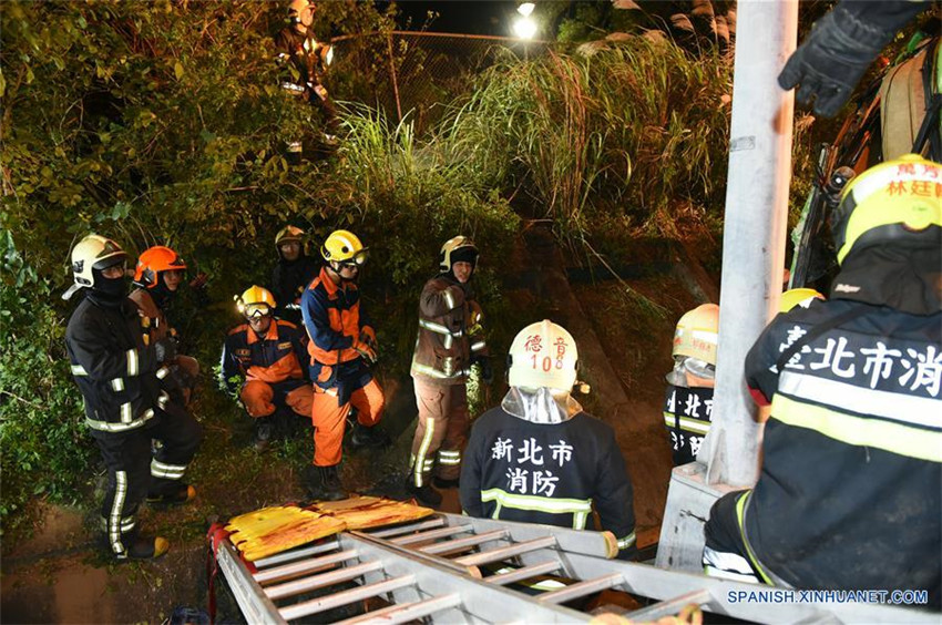 Mueren 32 personas en accidente de autobús en Taiwan