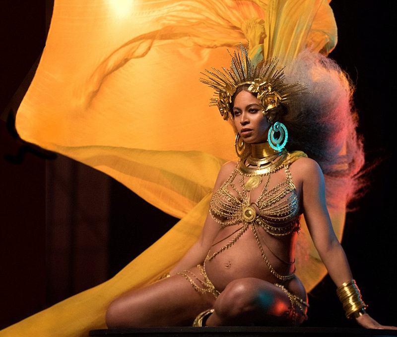 Beyonce canta en el embarazo y se atavia como una diosa africana