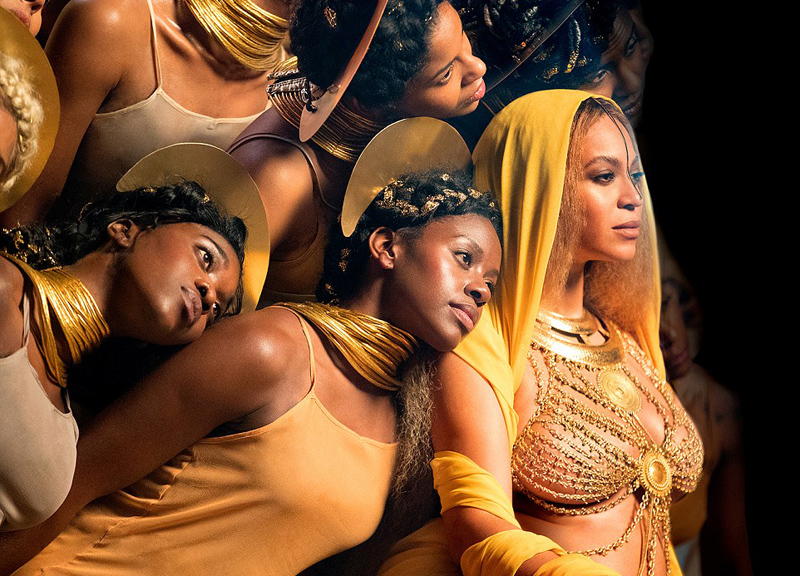 Beyonce canta en el embarazo y se atavia como una diosa africana