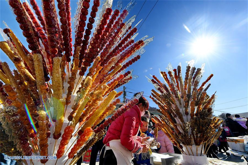 Tanghulu, un bocadillo tradicional chino de fruta confitada