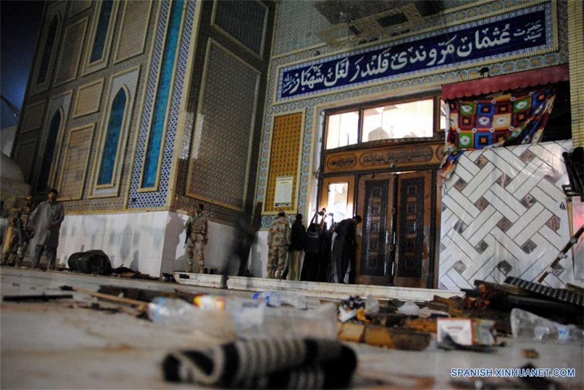 Suman 72 muertos y 200 heridos por atentado suicida en templo de Pakistán