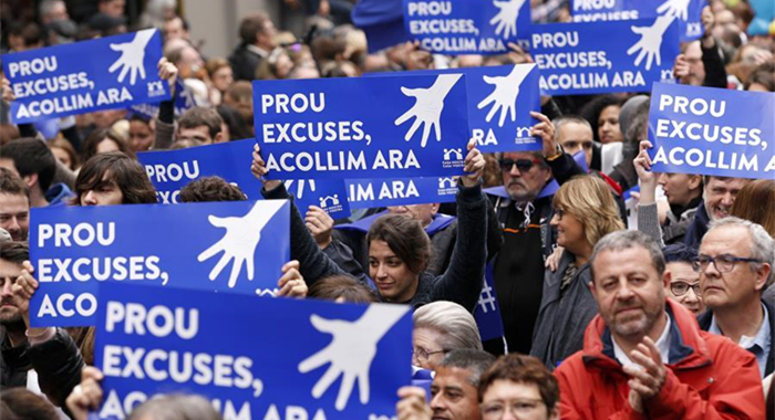 Miles de manifestantes piden en Barcelona acoger a refugiados_Spanish ...
