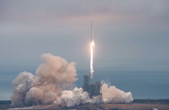 SpaceX lanza con éxito misión hacia EEI, cohete desciende en tierra firme