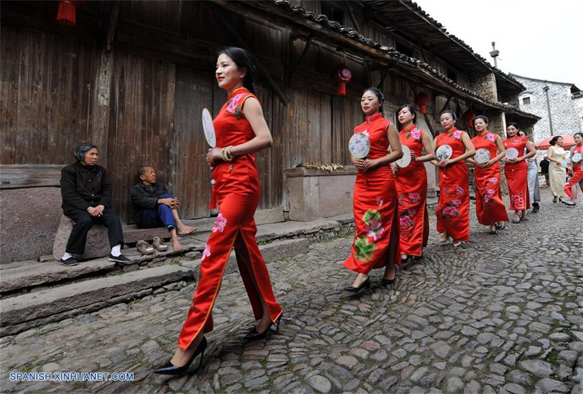 Zhejiang: Mujeres vestidas con Qipao en Taizhou
