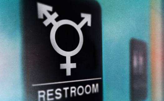 Trump anula norma de libre elección de baños para estudiantes transexuales en escuelas públicas