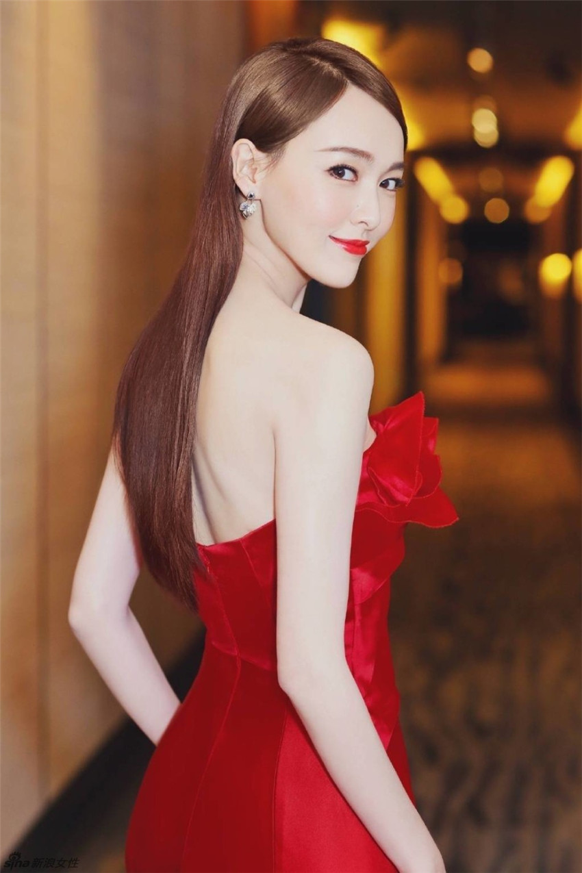 Fotos de la actriz china Tangyan en traje rojo