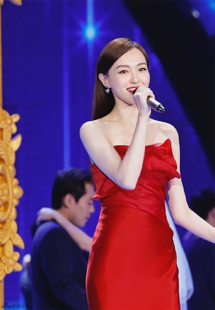 Fotos de la actriz china Tangyan en traje rojo