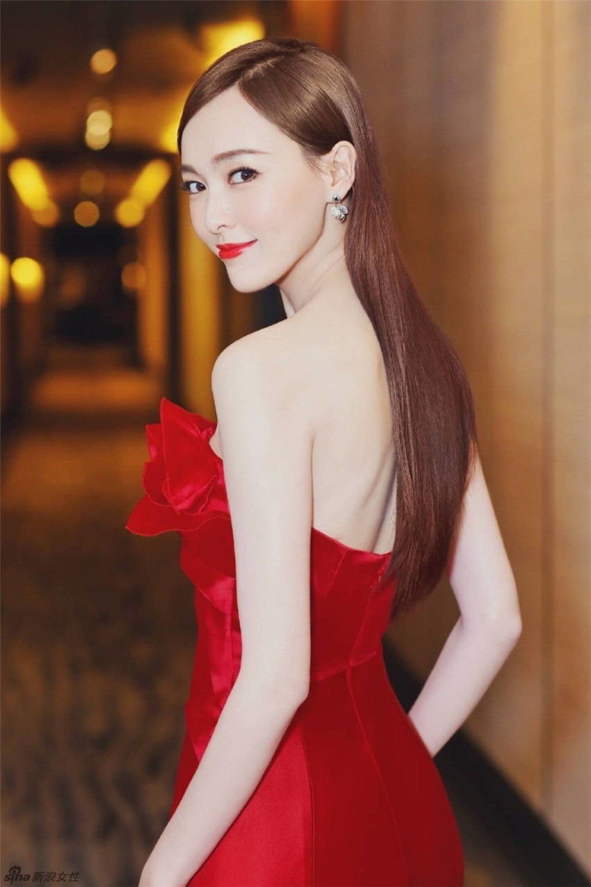 Fotos de la actriz china Tangyan en traje rojo