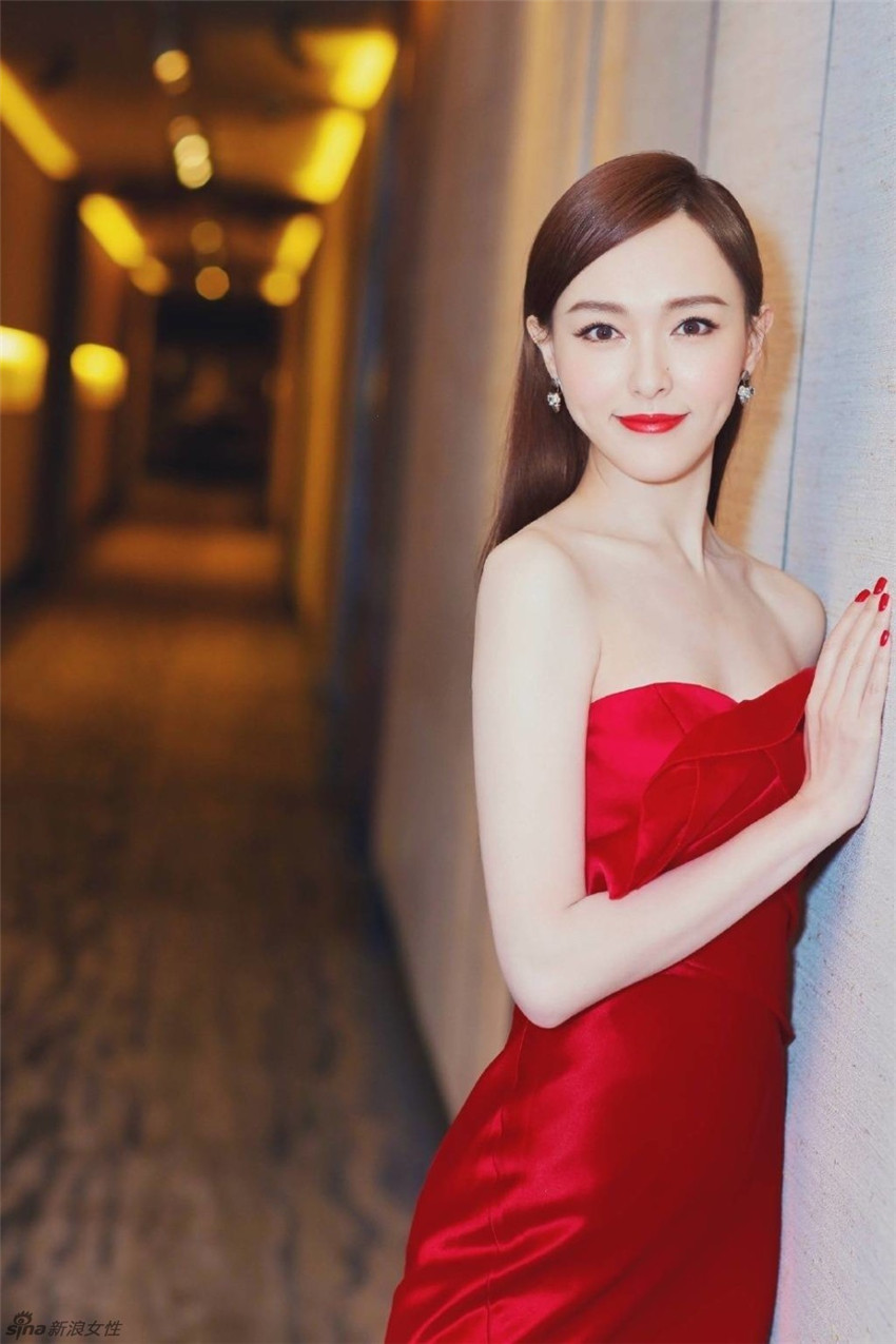 Fotos de la actriz china Tangyan en traje rojo