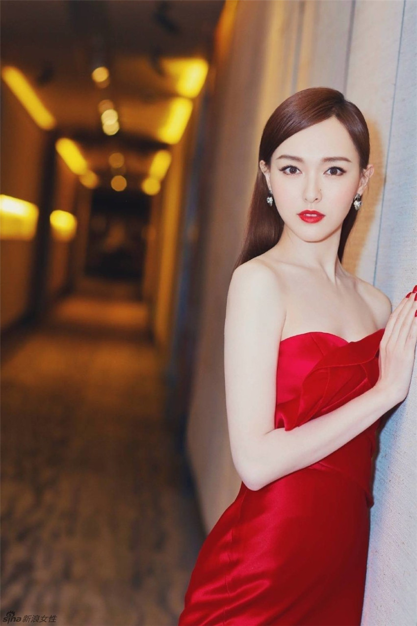 Fotos de la actriz china Tangyan en traje rojo