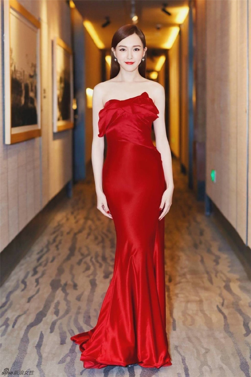 Fotos de la actriz china Tangyan en traje rojo