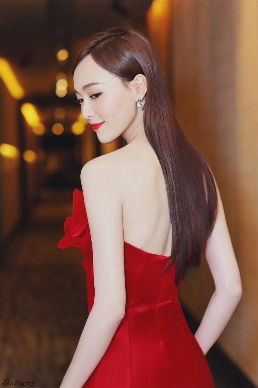 Fotos de la actriz china Tangyan en traje rojo