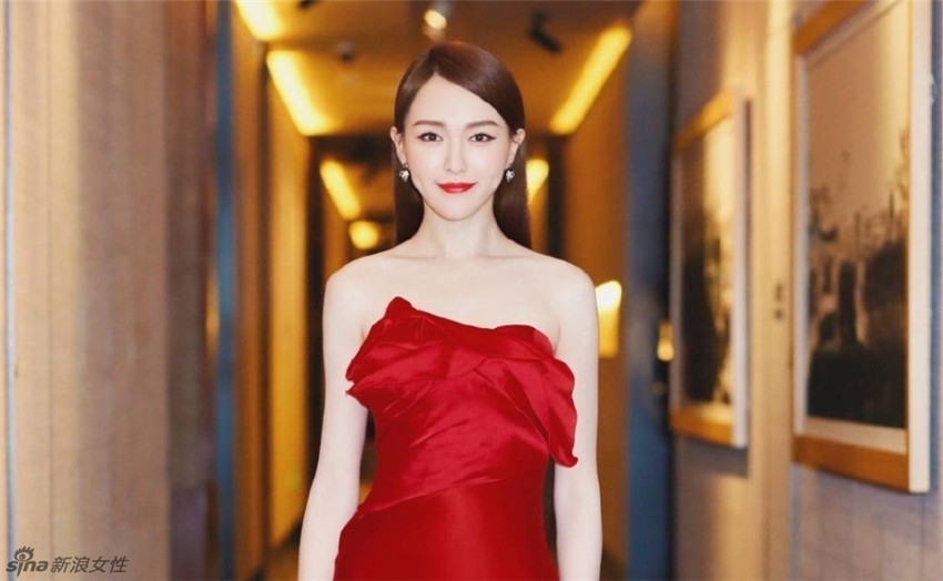 Fotos de la actriz china Tangyan en traje rojo