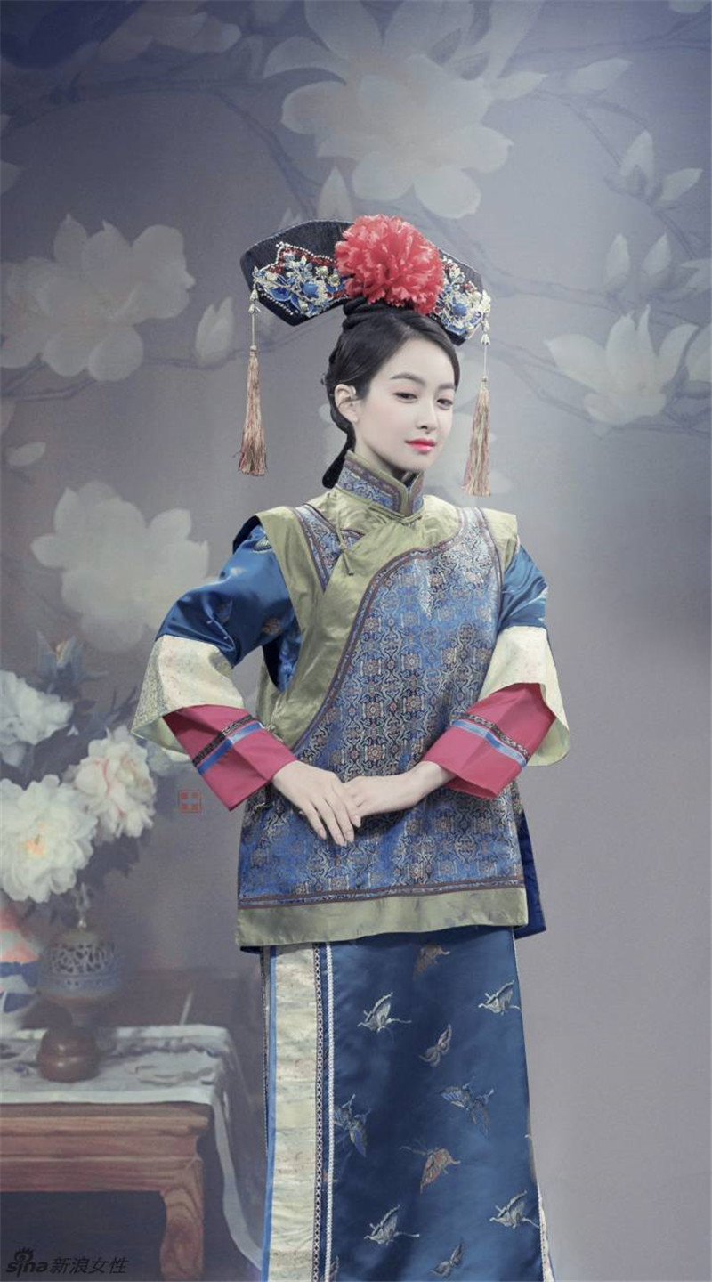 Actriz china Song Qian vestida en roba de estilo de dinastía Qing