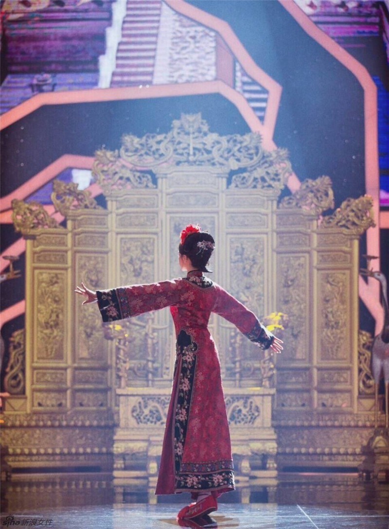 Actriz china Song Qian vestida en roba de estilo de dinastía Qing