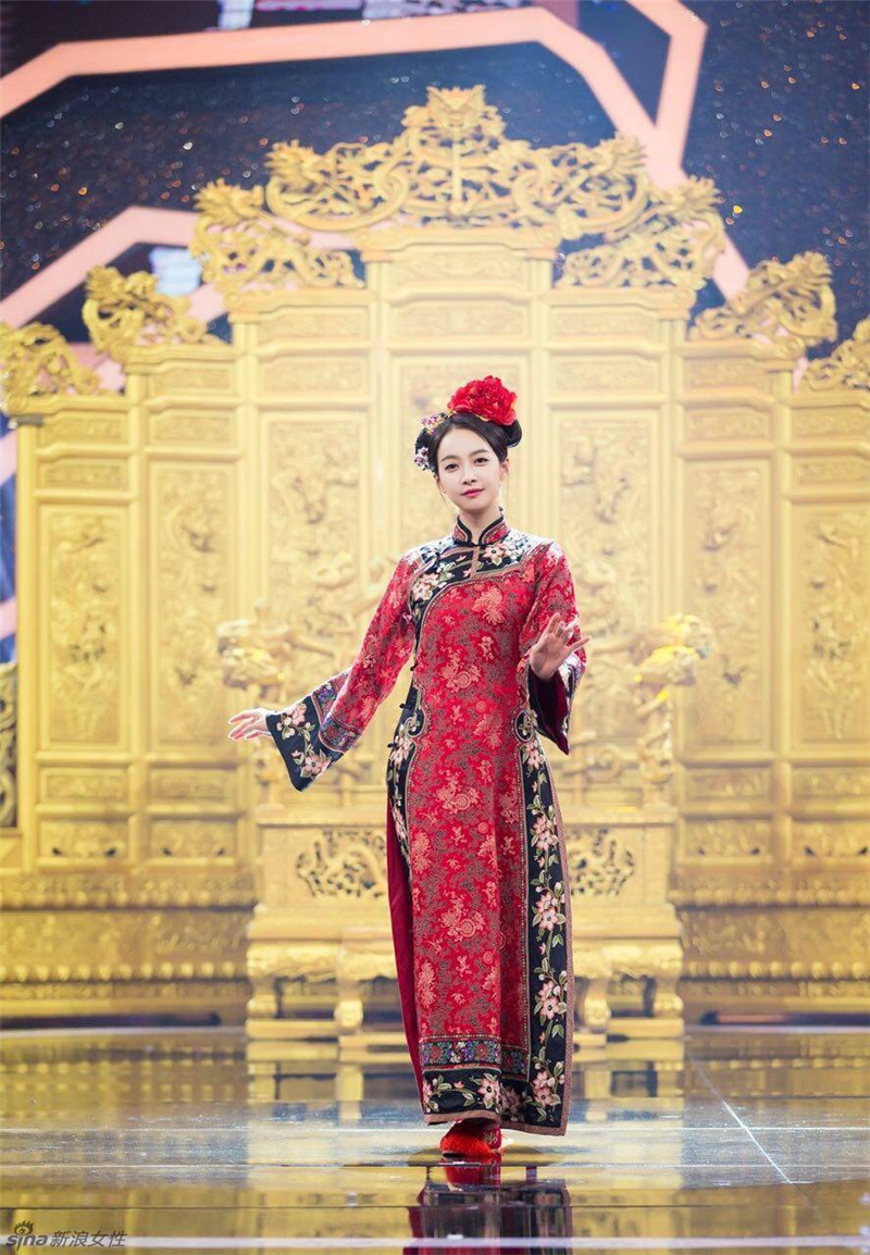 Actriz china Song Qian vestida en roba de estilo de dinastía Qing