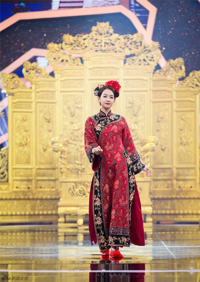 Actriz china Song Qian vestida en roba de estilo de dinastía Qing