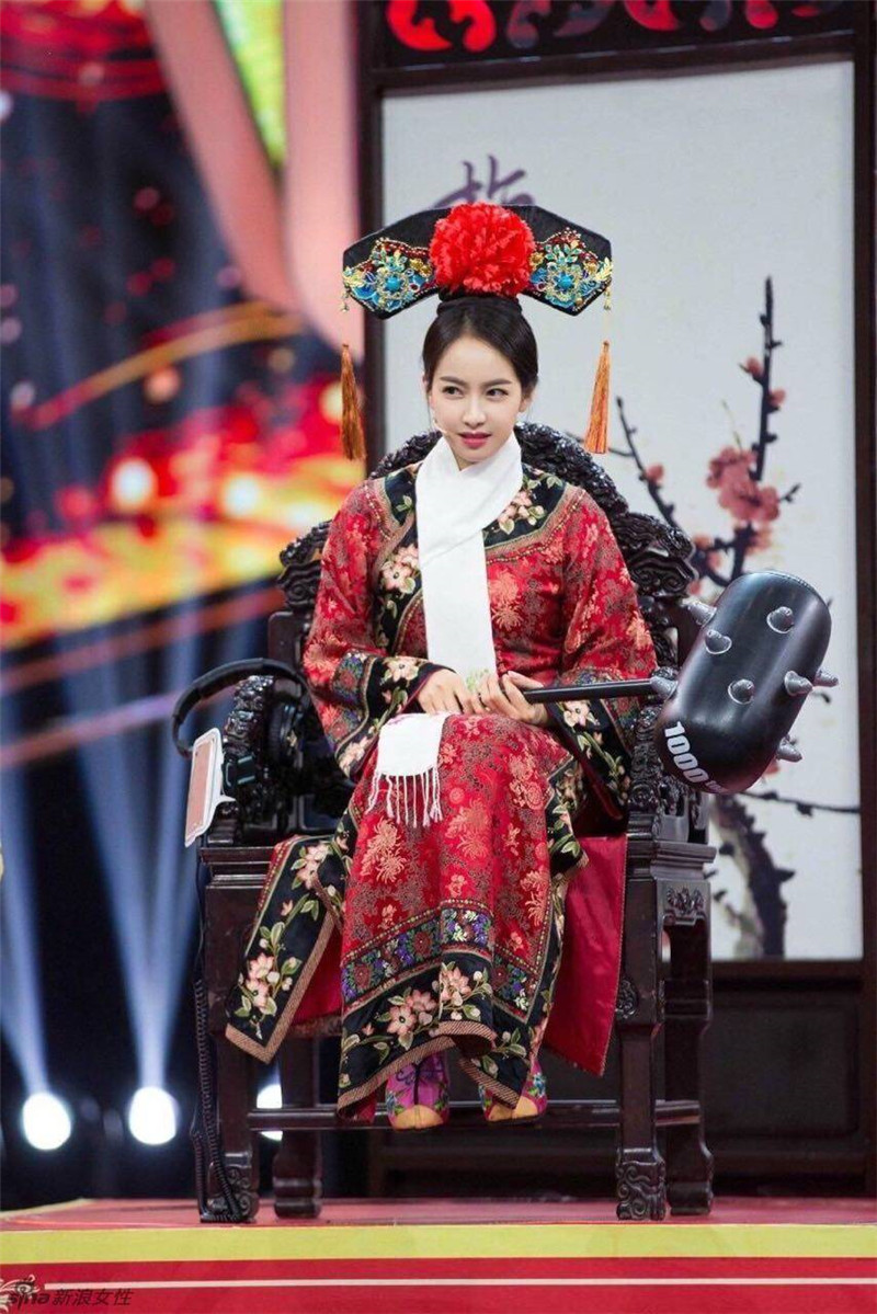 Actriz china Song Qian vestida en roba de estilo de dinastía Qing