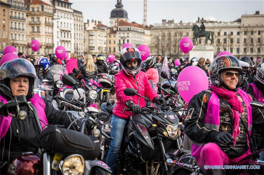 Desfile &apos;Todas en Moto&apos; en Lyon, Francia