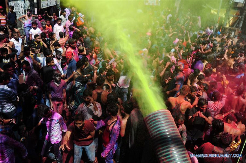 Celebración del Festival Holi en Allahabad, India