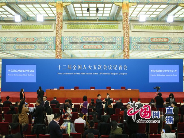 El primer ministro chino Li Keqiang se reúne con los periodistas chinos y extranjeros