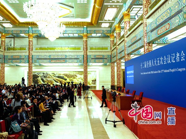 El primer ministro chino Li Keqiang se reúne con los periodistas chinos y extranjeros