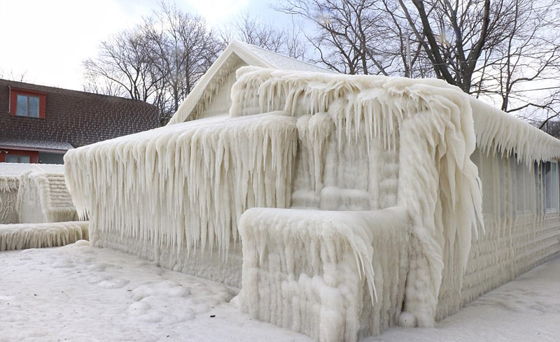 Casa estadounidense se convierte en escultura de hielo tras el paso de ola de frío2